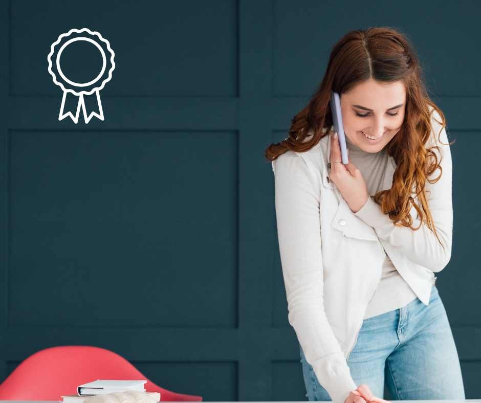 expert du numérique référencé par France Num souriant au téléphone avec un client