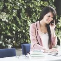 entrepreneur- e-commerçant augmentant ses résultats avec fiches produit SEO entrepreneur heureux qui obtient des résultats