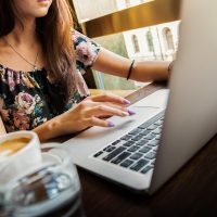 Rédacteur web SEO au travail rédacteur web SEO en train d'écrire sur ordinateur